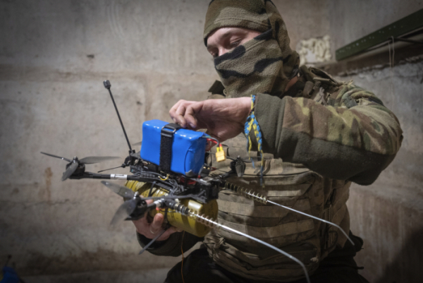 ▲우크라이나군 병사가 지난달 22일 우크라이나 동부 아브디브카 인근 최전선에서 1인칭 시점(FPV) 드론을 날릴 준비를 하고 있다. 아브디브카(우크라이나)/AP연합뉴스