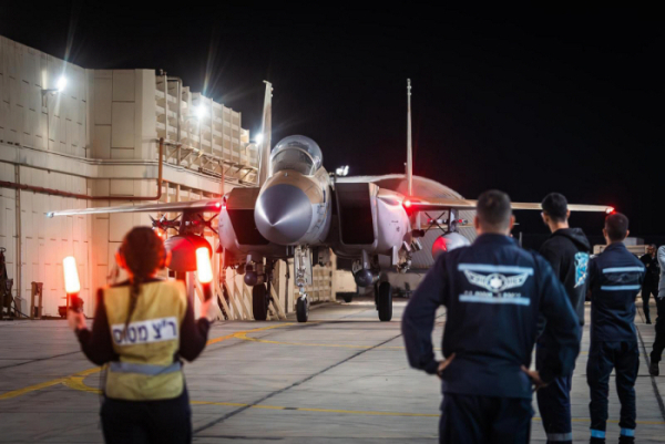 ▲이스라엘의 F-15I 라암 전투기가 13일(현지시간) 이란 드론과 미사일 요격을 위한 출격을 준비하고 있다. UPI연합뉴스