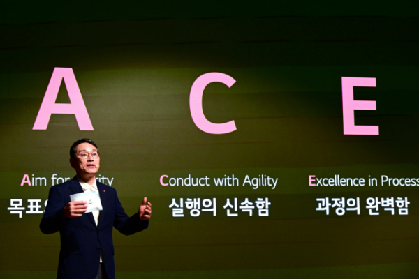 ▲조주완 LG전자 CEO가 15일 서울 여의도 LG트윈타워에서 열린 'CEO 펀 톡' 행사에서 발표하고 있다.  (사진제공=LG전자)