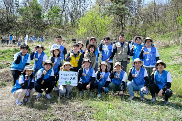 ▲KT&G 임직원과 대학생 자원봉사자 등 200여 명이 지난 13일 서울 북한산국립공원에서 개최된 나무심기 봉사활동에 참석한 뒤 기념사진을 찍고 있다.  (사진=KT&G)