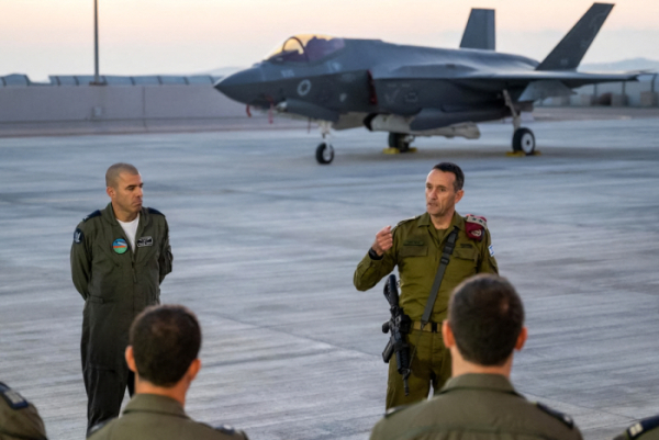 ▲헤르지 할레비(오른쪽) 이스라엘군 참모총장이 15일(현지시간) 남부 네바팀 공군기지를 방문해 군 장병 앞에서 연설하고 있다. 네바팀(이스라엘)/AFP연합뉴스