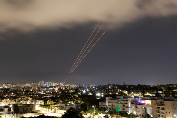 ▲14일(현지시간) 이란의 드론 및 미사일 공격에 대응해 작동하고 있는 이스라엘의 방공 시스템. (로이터/연합뉴스)