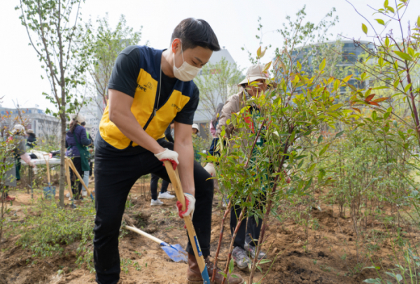▲삼일PwC 임직원이 용산구 매력공원 조성 봉사활동에 참여하며 나무를 심고 있다. (사진=삼일PwC)