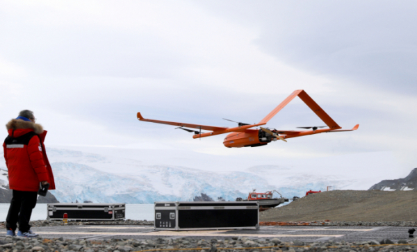▲SK브로드밴드가 남극에서 양자 암호화 드론의 4K 영상 실시간 전송을 테스트 모습. 사진제공=SK브로드밴드