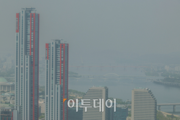 ▲황사의 영향으로 전국 대부분 지역에 미세먼지 농도가 '나쁨' 수준을 보인 17일 서울 영등포구 63스퀘어에서 바라본 서울 도심이 뿌옇게 보이고 있다. 황사는 18일까지 잔류해 대부분 지역 대기질을 악화시킬 것으로 예상된다. 조현호 기자 hyunho@