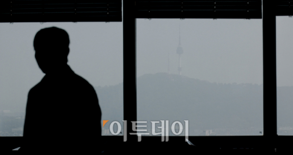 ▲황사의 영향으로 전국 대부분 지역에 미세먼지 농도가 '나쁨' 수준을 보인 17일 서울 영등포구 63스퀘어에서 바라본 서울 도심이 뿌옇게 보이고 있다. 황사는 18일까지 잔류해 대부분 지역 대기질을 악화시킬 것으로 예상된다. 조현호 기자 hyunho@