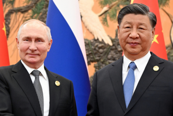 ▲블라디미르 푸틴(왼쪽) 러시아 대통령과 시진핑 중국 국가주석이 지난해 10월 18일 베이징에서 열린 일대일로 포럼에서 인사하고 있다. 베이징/AP뉴시스