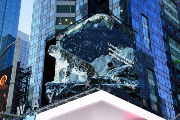 ▲LG전자가 미국 뉴욕 타임스스퀘어 전광판에서 ‘LG와 함께하는 위기 동물 보호 캠페인’ 영상을 상영한다. (자료제공=LG전자)