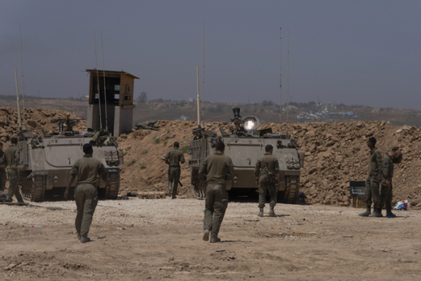 ▲이스라엘 군인들이 17일(현지시간) 이스라엘 남부와 가자지구 국경 근처에서 서 있다. AP연합뉴스