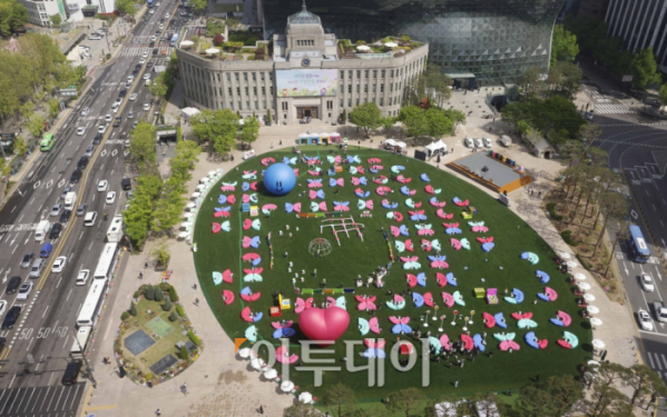 ▲서울야외도서관이 운영을 시작한 18일 서울 중구 서울광장에 조성된 책읽는 서울광장을 찾은 시민들이 휴식을 취하고 있다. 올해로 3년 차를 맞이한 서울야외도서관은 서울광장(책읽는 서울광장)과 광화문광장(광화문 책마당)은 물론 청계천(책읽는 맑은냇가)까지 총 3곳으로 확대 운영을 시작하며 이날부터 11월 10일까지 운영한다. 조현호 기자 hyunho@