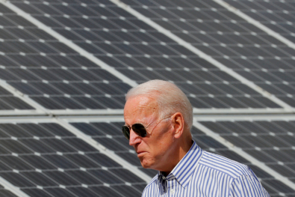 ▲조 바이든 미국 대통령이 2019년 6월 4일 뉴햄프셔주 플리머스의 태양광 패널 앞을 걷고 있다. 플리머스(미국)/로이터연합뉴스