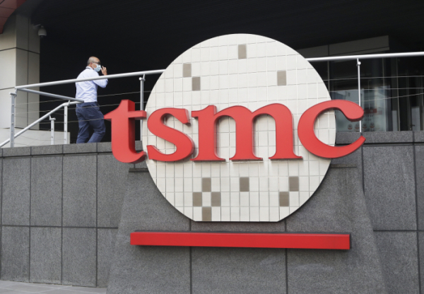 ▲대만 신주에 있는 TSMC 본사에 회사 로고가 걸려 있다. 신주(대만)/AP뉴시스