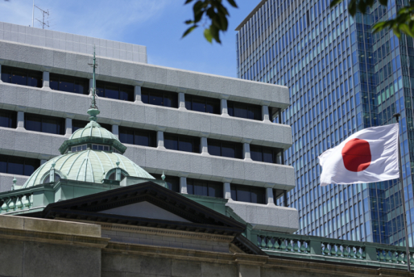▲2022년 7월 29일 도쿄 일본은행 앞에 일본 국기가 펄럭이고 있다. 도쿄/AP뉴시스