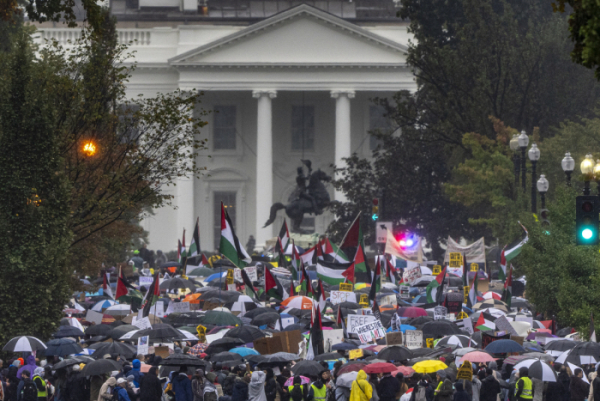 ▲미국 백악관 앞에서 지난해 10월 14일(현지시간) 팔레스타인을 옹호하는 시위대가 행진하고 있다. 워싱턴D.C./AP뉴시스