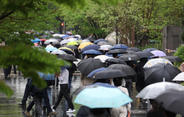 ▲비가 내린 이달 15일 오전 서울 영등포구 여의도역 인근에서 시민들이 우산을 쓰고 이동하고 있다. (연합뉴스)