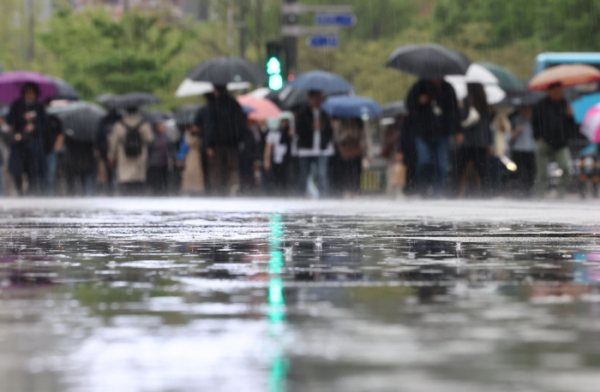 ▲서울 광화문광장에서 시민들이 우산을 쓴 채 걸어가고 있다.  (연합뉴스)