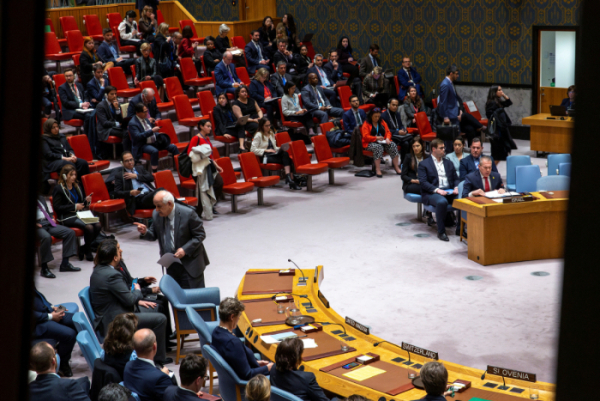 ▲리야드 만수르 유엔 주재 팔레스타인 대사가 18일(현지시간) 미국 뉴욕 유엔본부에서 열린 유엔 안전보장이사회(안보리) 회의장을 나가고 있다. 뉴욕/로이터연합뉴스