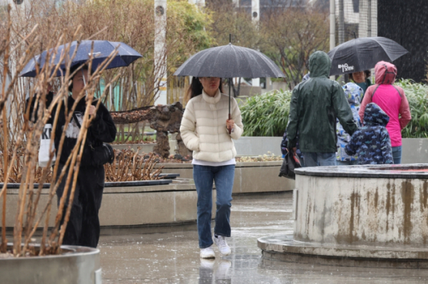 ▲서울로 7017에 우산을 쓴 시민들이 발걸음을 서두르고 있다. 고이란 기자 photoeran@  (이투데이DB)
