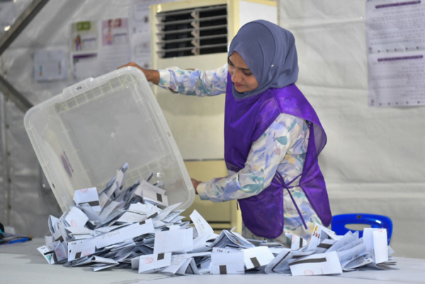 ▲몰디브에서 21일(현지시간) 선거 담당 공무원이 개표를 위해 투표 용지를 쏟아내고 있다. 말레/AFP연합뉴스