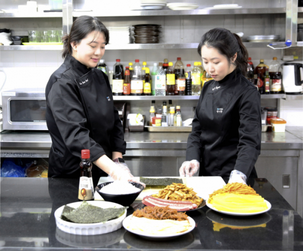 ▲GS25 식품 연구원들이 맛있는 김밥을 만들기 위해 다양한 테스트를 진행하고 있다. (사진제공=GS리테일)