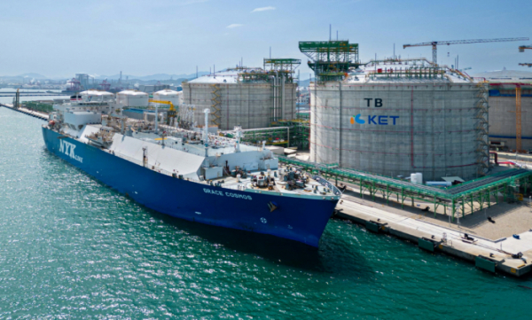 ▲SK가스는 한국석유공사와 함께 울산 북항에 건설하고 있는 ‘코리아에너지터미널(KET)’에 첫 번째 액화천연가스(LNG)가 도입됐다고 22일 밝혔다. (사진제공=SK가스)