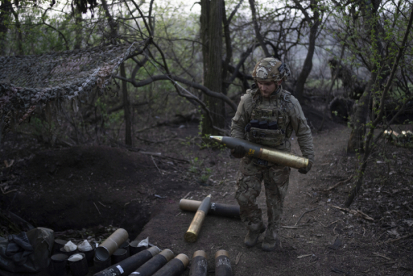 ▲우크라이나 병사가 11일(현지시간) 도네츠크 최전방에서 오토멜라라 모드 56 포탄을 정리하고 있다. 해당 포탄은 105mm다. 도네츠크(우크라이나)/AP뉴시스
