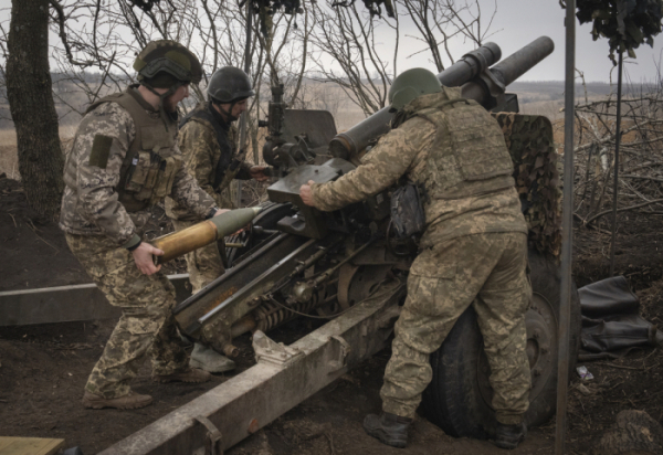 ▲우크라이나 도네츠크에서 지난달 22일(현지시간) 우크라이나군이 M101 곡사포를 장전하고 있다. M101에는 105mm 포탄이 쓰인다. 도네츠크(우크라이나)/AP뉴시스