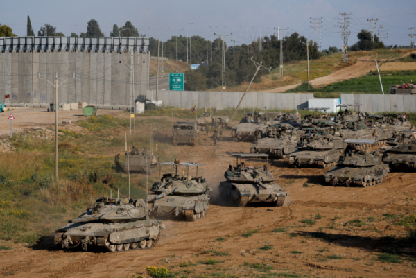 ▲이스라엘군 탱크들이 10일(현지시간) 팔레스타인 가자지구 인근에서 이동하고 있다. 가자(팔레스타인)/로이터연합뉴스