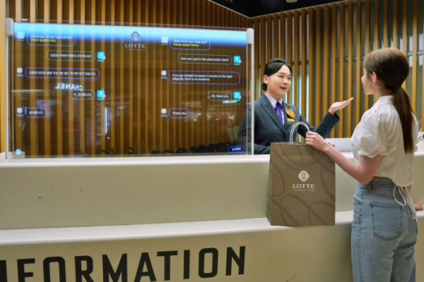 ▲외국인 쇼핑객이 22일 롯데백화점 잠실점에서 AI 통역 서비스를 이용하고 있다. (사진=롯데백화점)