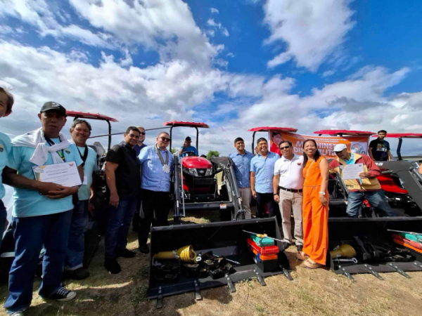 ▲TYM은 필리핀 정부에서 트랙터 보급을 위해 추진한 입찰 프로젝트 수주에 성공해 총 900대 규모의 트랙터를 수출했다. 필리핀 농업부 트랙터 전달식에서 양측 관계자들이 기념 촬영하고 있다. (사진제공=TYM)