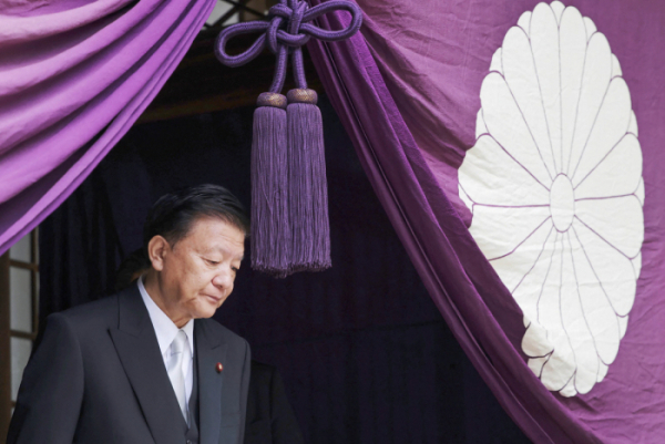 ▲신도 요시타카 일본 경제재상담당상이 23일 야스쿠니신사를 떠나고 있다. 도쿄/AFP연합뉴스