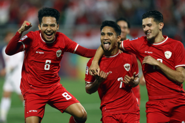 ▲인도네시아 미드필더 마르셀리노 페르디난이 21일(현지시간) 2024 아시아축구연맹(AFC) 23세 이하(U-23) 카타르 아시안컵 조별예선 A조 요르단과 경기에서 팀의 첫 번째 득점을 성공시킨 뒤 동료들과 기뻐하고 있다. (AFP/연합뉴스)