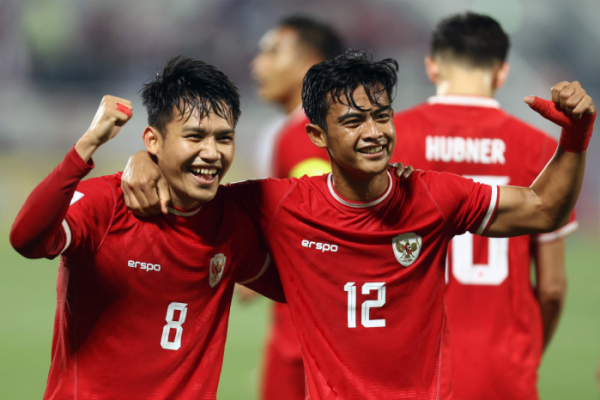 ▲인도네시아 미드필더 위탄 술라만(왼쪽)이 21일(현지시간) 2024 아시아축구연맹(AFC) 23세 이하(U-23) 카타르 아시안컵 조별예선 A조 요르단과 경기에서 팀의 두 번째 골을 넣은 후 프라타마 아르한과 함께 세레머니를 하고 있다. (AFP/연합뉴스)