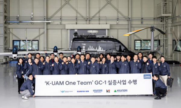 ▲전남 고흥 국가종합비행성능시험장에 위치한 UAM 전용 시험장에서 실증사업에 참가한 ‘K-UAM One Team’ 참가자들이 기념사진을 촬영하는 모습. (사진제공=현대자동차)