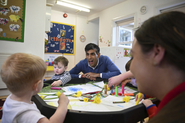 ▲리시 수낵 영국 총리가 2일 하틀풀의 한 보육원을 방문해 아이들과 대화하고 있다. 하틀풀(영국)/AP뉴시스