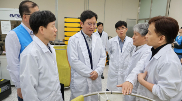▲성창훈(왼쪽 두 번째) 사장이 ID본부 생산현장에서 ‘CEO 특별안전점검’을 실시하고 있다. (한국조폐공사)