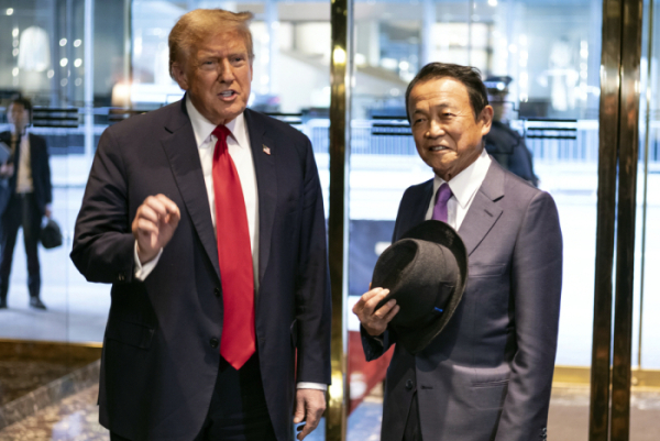 ▲아소 다로(오른쪽) 전 일본 총리가 23일(현지시간) 미국 뉴욕 맨해튼에 있는 트럼프타워에서 미국 공화당 대선 후보인 도널드 트럼프 전 대통령을 만나 환하게 웃고 있다. 뉴욕(미국)/AP연합뉴스