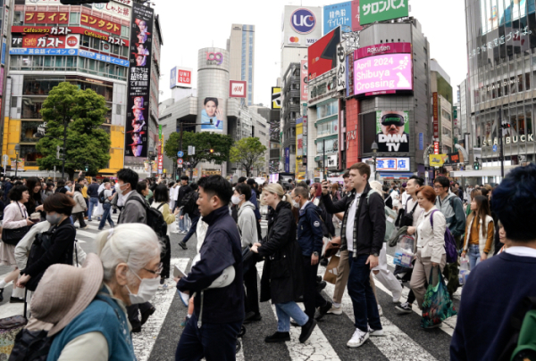 ▲일본 도쿄에서 23일 시민들이 교차로를 건너고 있다. 도쿄/EPA연합뉴스