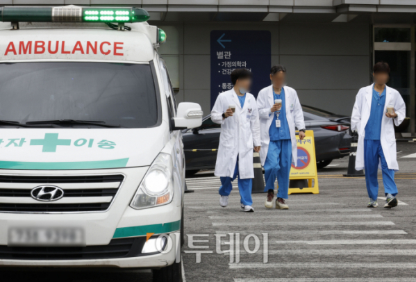 ▲서울의 한 대학병원에서 의료진들이 발걸음을 옮기고 있다. (조현호 기자 hyunho@)