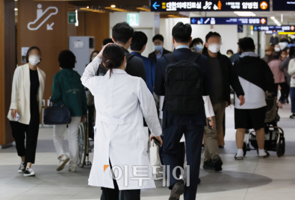 ▲서울 종로구 서울대학교병원에서 의료진과 내원객들이 발걸음을 옮기고 있다. 조현호 기자 hyunho@