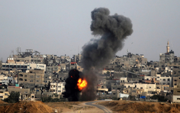▲팔레스타인 가자지구 남부 라파에서 22일(현지시간) 이스라엘군의 공습으로 화염과 연기가 피어오르고 있다. 라파(팔레스타인)/UPI연합뉴스