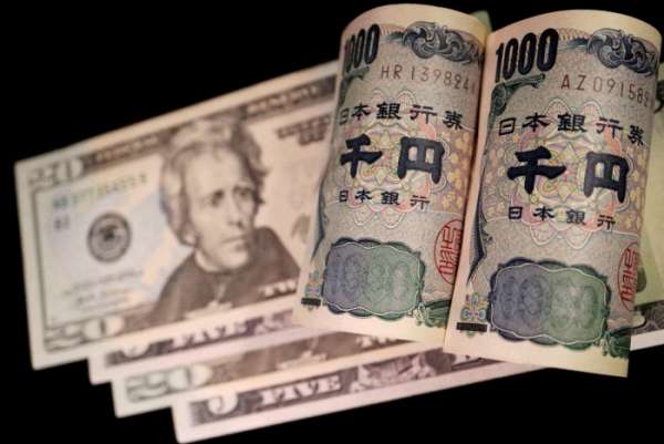 ▲일본 엔화와 미국 달러화 지폐가 보인다. 로이터연합뉴스