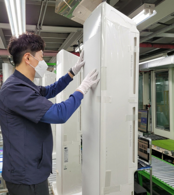 ▲삼성전자 광주사업장에서 직원들이 '비스포크 무풍에어컨 갤러리'를 생산하고 있다. (자료제공=삼성전자)