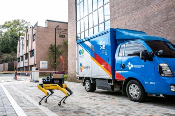 ▲라스트마일 로봇 배송 서비스 실증 사업에 활용된 차량과 로봇개 ‘스팟(SPOT)’의 모습. (사진제공=기아)
