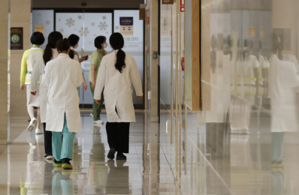 ▲ 서울 시내의 한 대학병원에서 의료진들이 발걸음을 옮기고 있다.  (조현호 기자 hyunho@)