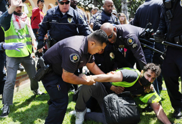 ▲미국 서던캘리포니아대에서 24일(현지시간) 친팔레스타인 시위자가 경찰에 체포되고 있다. 로스앤젤레스(미국)/AFP연합뉴스