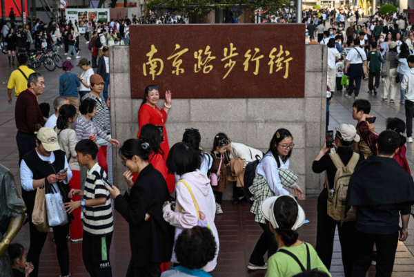 ▲중국 상하이 난징로 보행자 거리에서 지난달 30일 시민들이 보인다. 상하이(중국)/AFP연합뉴스