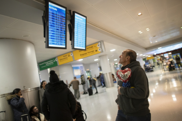 ▲미국 뉴욕 JFK 공항에서 한 승객이 항공편 도착 정보가 담긴 화면을 바라보고 있다. 뉴욕(미국)/AP뉴시스
