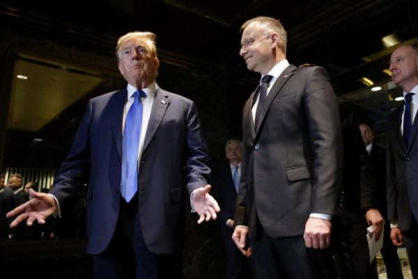 ▲도널드 트럼프(왼쪽) 전 미국 대통령이 17일(현지시간) 뉴욕 맨해튼에 있는 트럼프타워에서 안제이 두다(가운데) 폴란드 대통령과 만나 인사하고 있다. 뉴욕(미국)/AP뉴시스