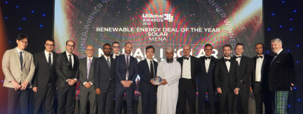 ▲한국서부발전은 24일(현지시간) 아랍에미리트(UAE) 두바이에서 열린 ‘IJ 글로벌 어워즈 2023’에서 오만 마나 사업으로 ‘중동·북아프리카지역 신재생 에너지 부문 올해의 프로젝트상’을 수상했다. 사진은 이상현 서부발전 기획본부장(가운데)과 야야 알 라와히(Yahya Al Rawahi) 오만 특수목적법인 대표(오른쪽 일곱 번째), 올리비에 보데스(Olivier Bordes) EDF-R 중동법인 대표(왼쪽 일곱 번째) 등이 수상 후 기념촬 영하는 모습. (사진제공=한국서부발전)